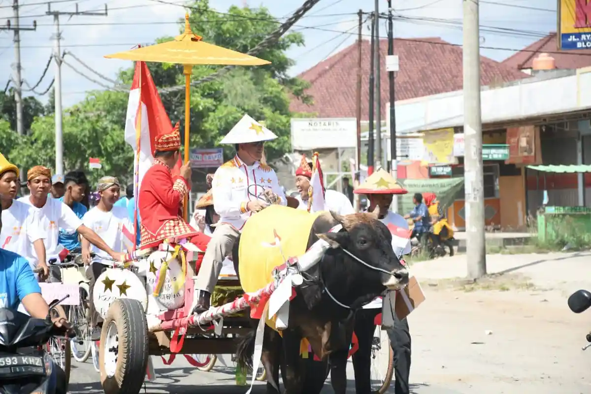 Mantan Kapolda Lampung Naik Gerobak Sapi Datang ke KPU Daftar Jadi Calon Wali Kota