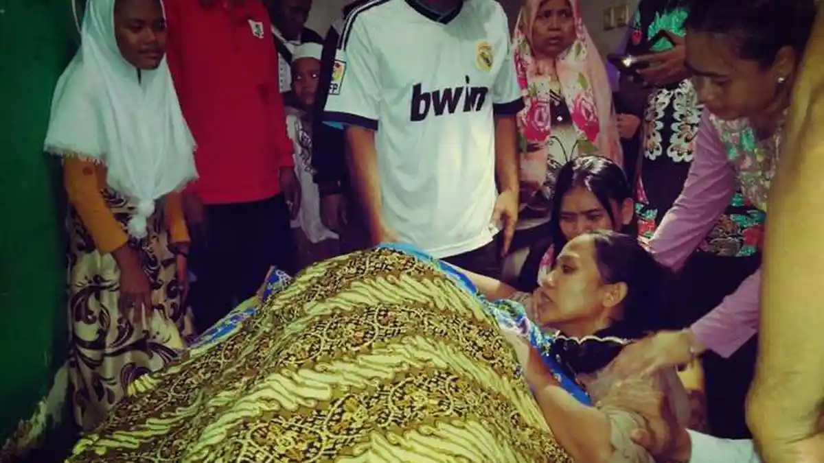 Isak Tangis Keluarga Sambut Kedatangan Jenazah Raffa di Rumah Duka