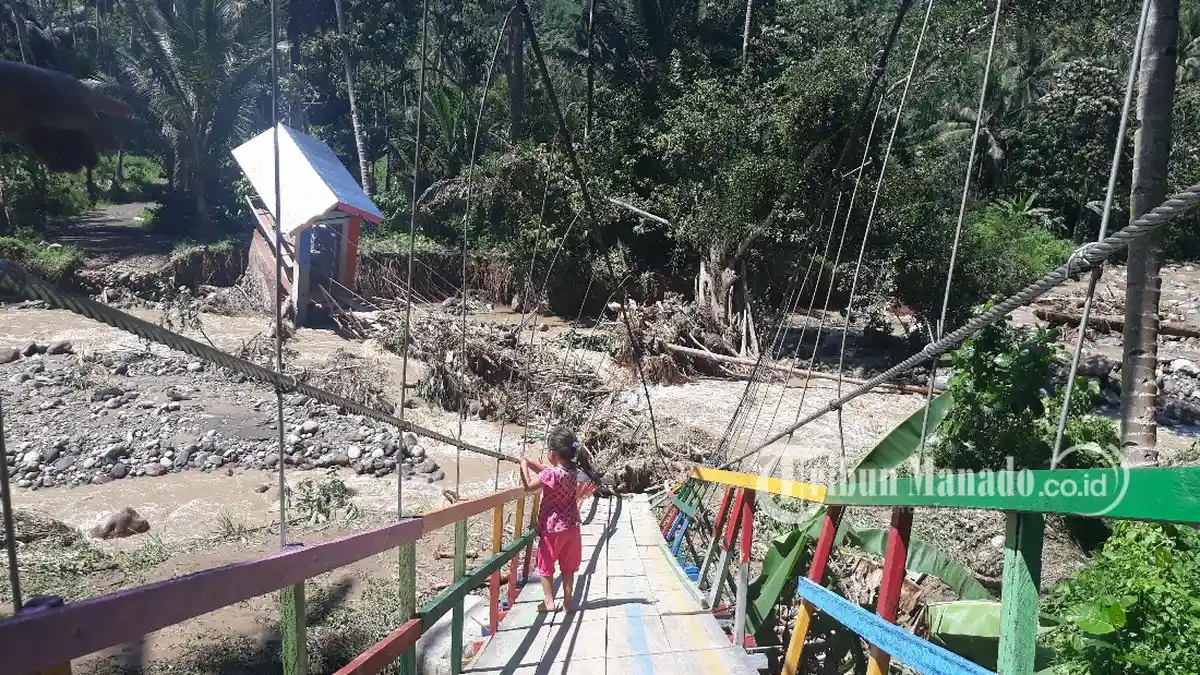 Jembatan Gantung Kali Putih Ambruk Diterjang Air