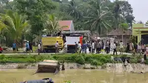 Mobil-jatuh-di-kali-pamarayan.jpg