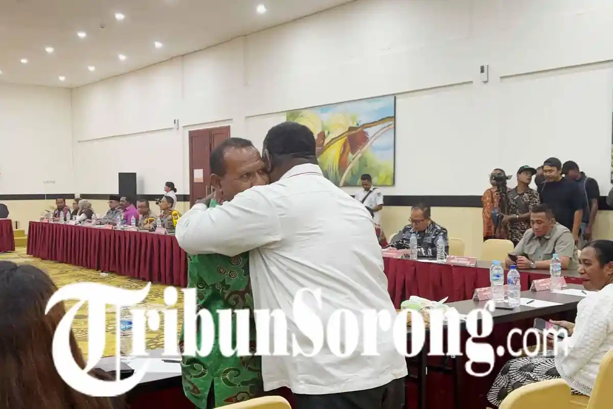 Peluk Hangat Gabriel Asem, Elisa Kambu: Pilkada Usai, Saatnya Bersatu Membangun Papua Barat Daya