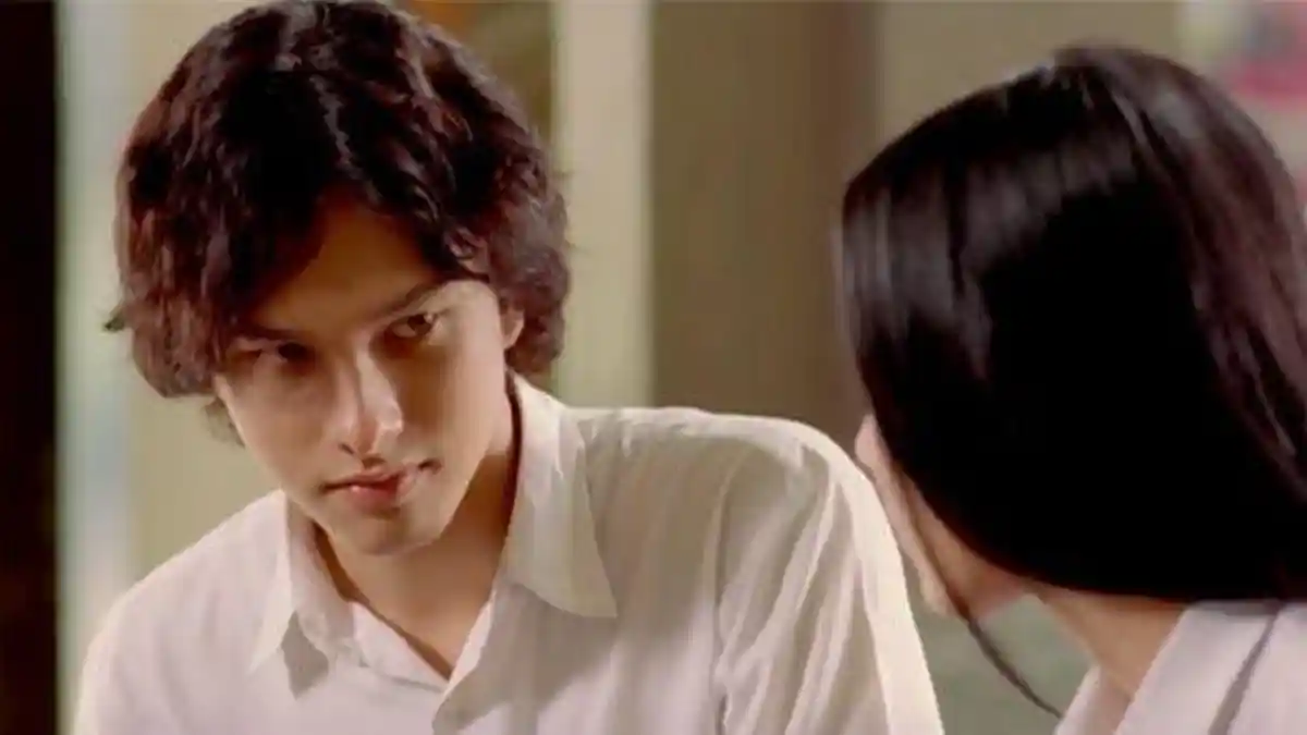 5 Puisi yang Mewarnai Kisah Cinta di Film Ada Apa Dengan Cinta 