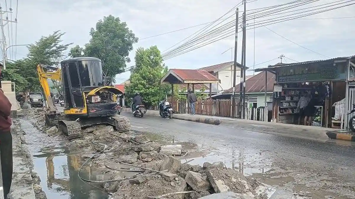Tersumbat Berhari-hari, Drainase di Jl ST Hasanuddin Luwuk Banggai Diperbaiki BPJN Sulteng