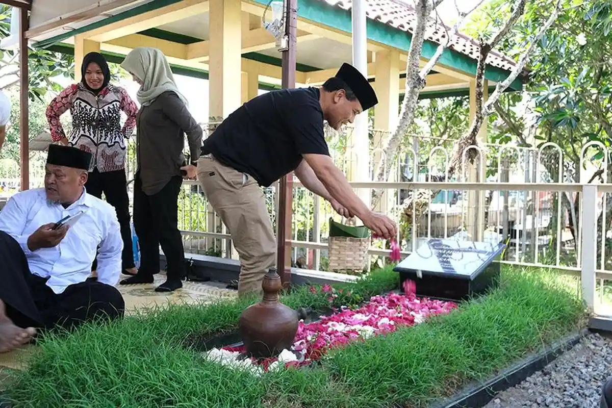Cagub Jateng Ahmad Luthfi Ziarah ke Makam Istri: Mamah, Ayah Datang, Mau Nyalon Gubernur
