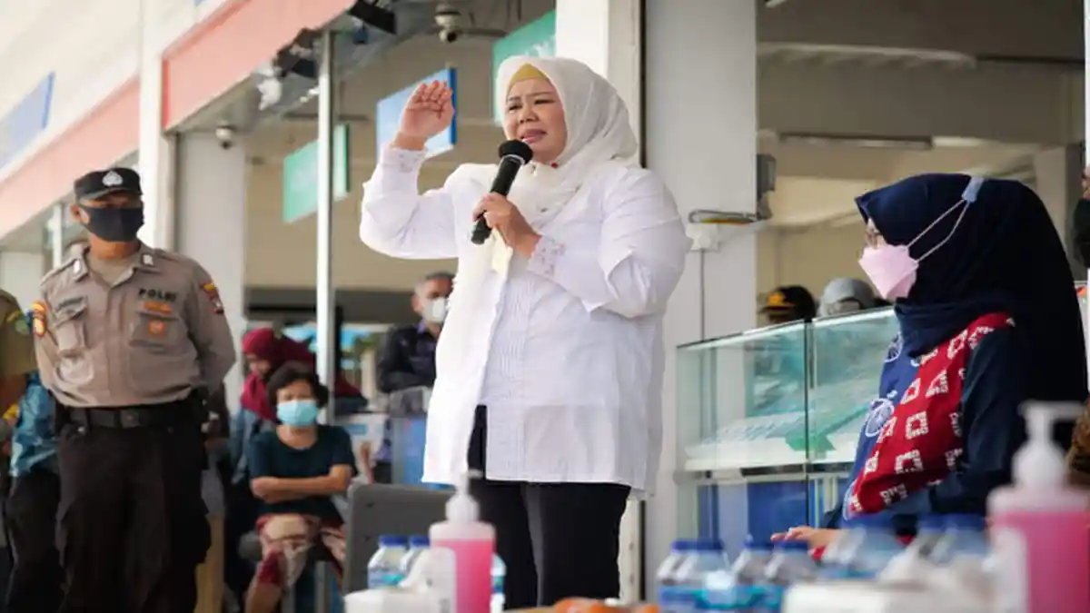 Wakil Gubernur Kepri Serahkan Bantuan Minyak Goreng Murah di Batam