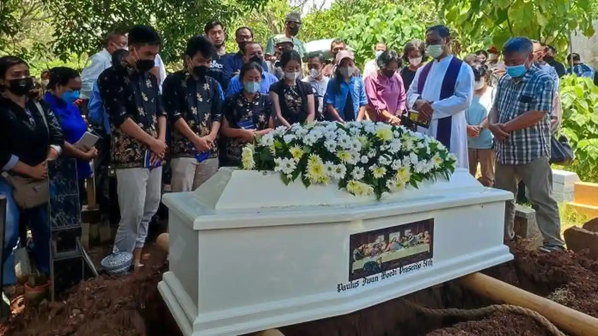 Tangis Keluarga Iringi Pemakaman Pegawai Bapenda Semarang Iwan Budi