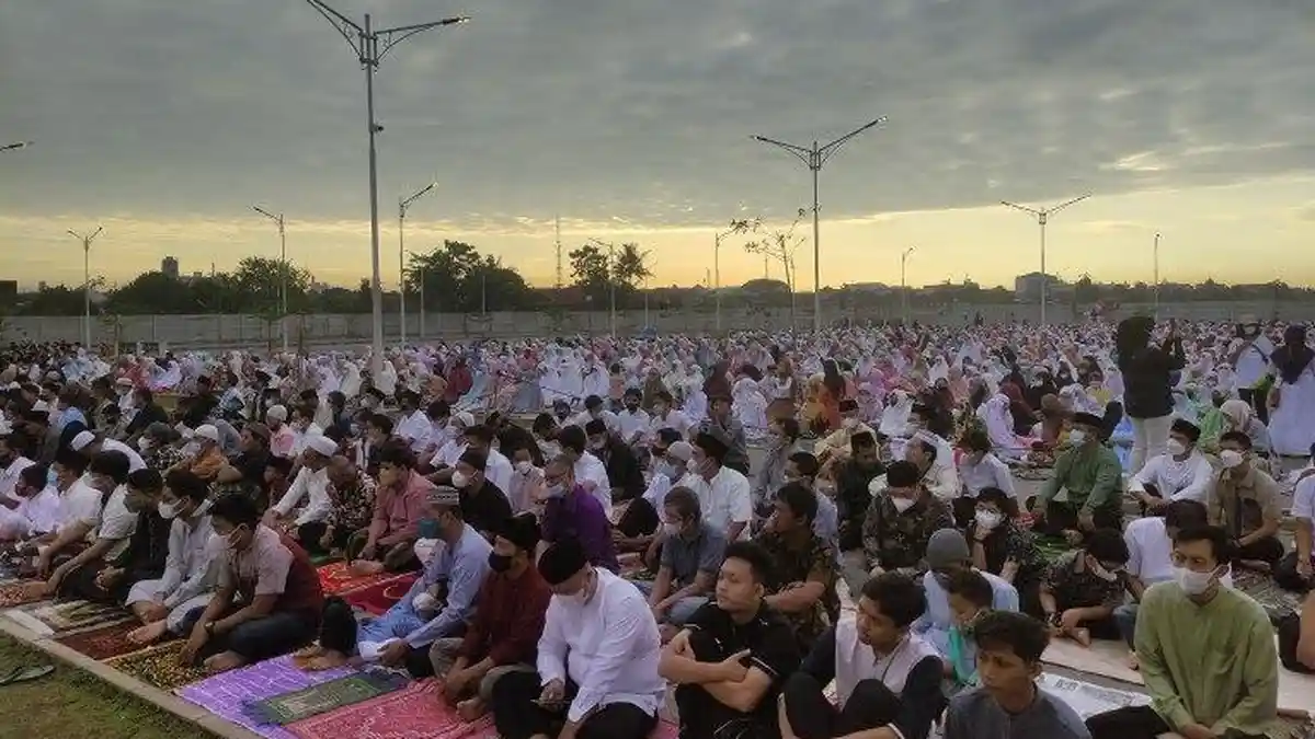 Salat Idul Adha di Area Menara Teratai Purwokerto, Bupati Banyumas Ingatkan Pandemi Belum Berakhir