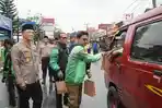 Sinergi Bareng Pengemudi Ojol, Polres Tasikmalaya Sapa Pengendara dengan Bagikan Takjil Gratis