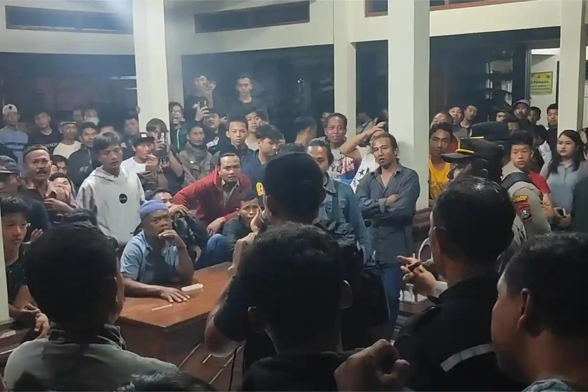 Imbas Santriwati Lahirkan Bayi, Ribuan Masa Luruk Balai Desa di Trenggalek Minta Ketemu Kiai Ponpes