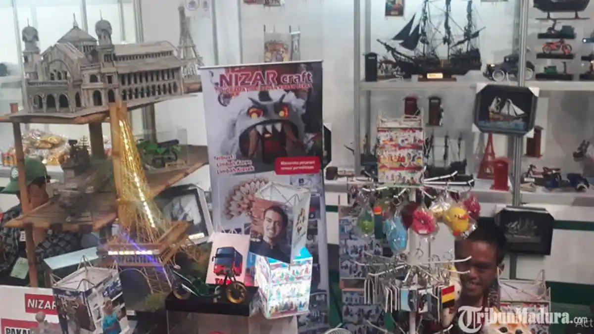 Keluarga ini Kompak Bikin Handicraft Miniatur Motor hingga Kapal Perang Berbahan dasar Koran Bekas