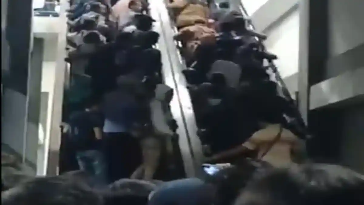Penumpang Stasiun Duri Bejubel Lawan Arah Naik Ekskalator, Ternyata Panik Karena ada Teriakan Ini