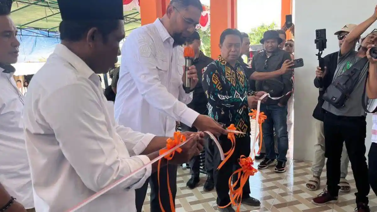 Kunker ke Pulau Obi, Bupati Halmahera Selatan Resmikan Balai Desa Waringin
