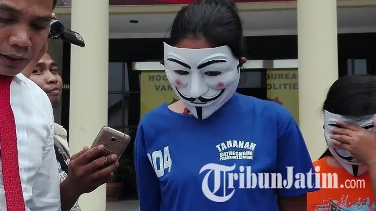 Mama Muda Mandi, Temannya Buka Baju, Eeh Ternyata