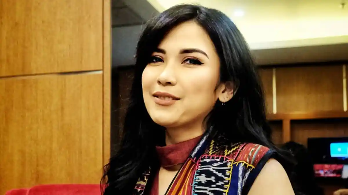 PROFIL Dinda Kanyadewi, Model Sekaligus Presenter yang Baru Saja Mengalami Insiden Kecelakaan Mobil
