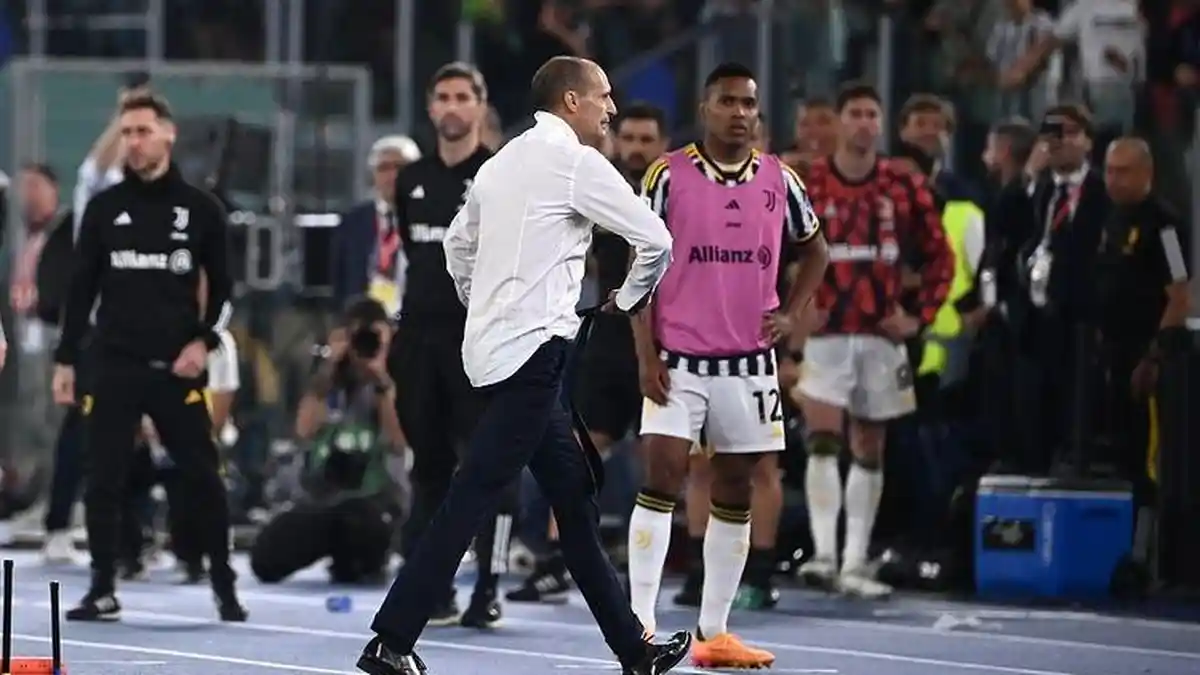 Diusir Wasit, Massimiliano Allegri Lepas Jas dan Dasi