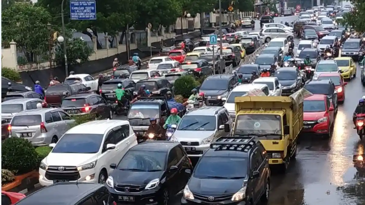 Hujan Reda, Kendaraan Terjebak Macet dan Genangan Air di Jalan Sudirman Palembang