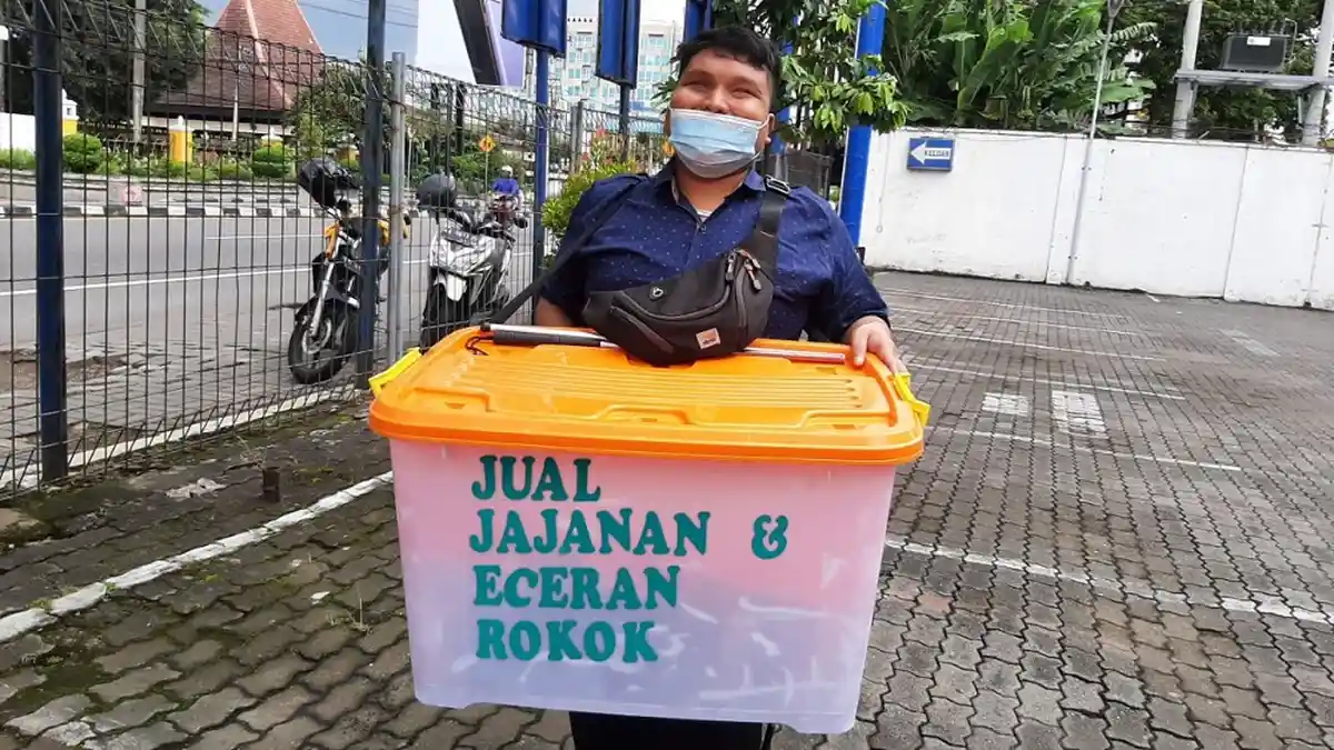 Meski dalam Keterbatasan, Mahasiswa UIN Yogyakarta Ini Tetap Semangat Berjualan Camilan Keliling