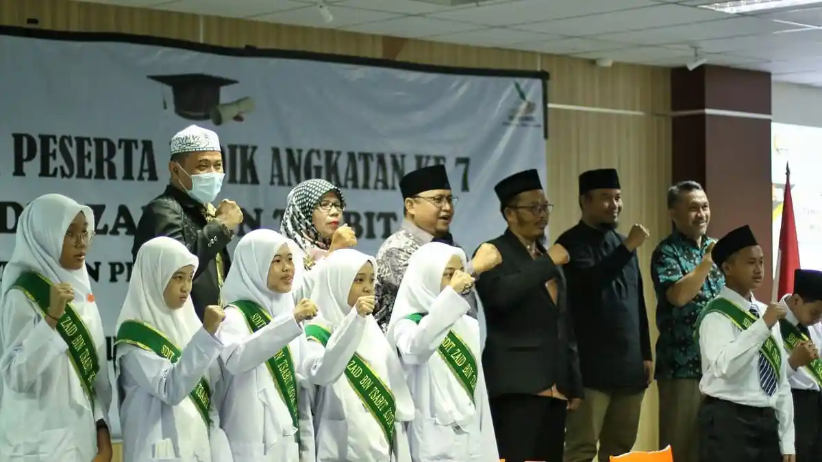 Dihadapan Lulusan SDIT Zaid Bin Tsabit, Atang Trisnanto Optimis Anak-anak Raih Indonesia Emas 2045