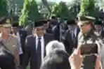 Gubernur DKI Didampingi Kapolda dan Pangdam Ziarah