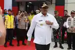 Pj-Gubernur-Jateng-Nana-Sudjana-mengecek-Posko-Lebaran-2024-di-Gerbang-Tol-Kalikangkung.jpg