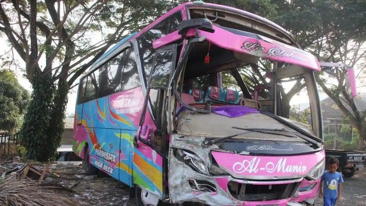 KRONOLOGI Kecelakaan Maut Tengah Malam, Bus Adu Banteng Lawan Grandmax