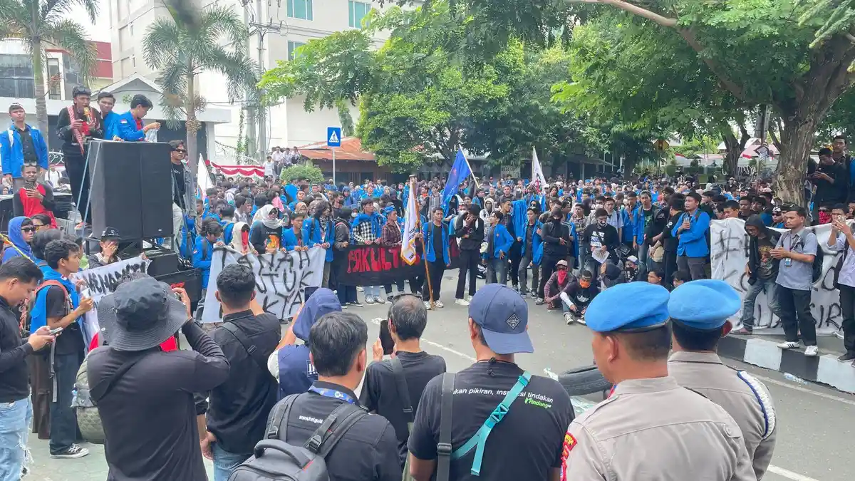 Mahasiswa se-Kota Palu Demo di DPRD Sulteng, Tuntut Pembatalan Kenaikan PBB