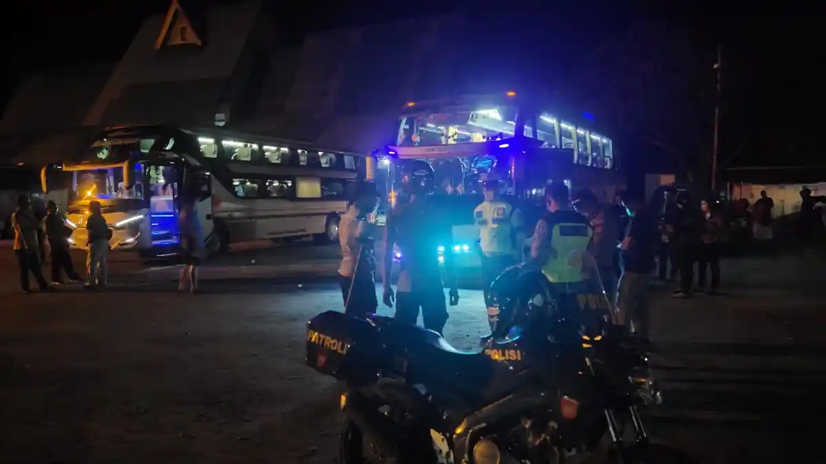 Arus Mudik Meningkat, Sat Samapta Polres Melawi Pantau Langsung Keberangkatan Bus Terminal Sidomulyo