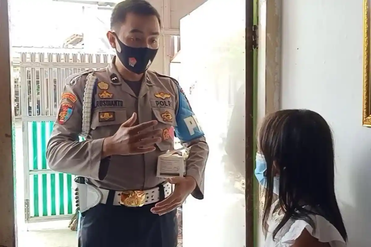 Sejak Pandemi, Polisi Ini Sisihkan Gaji Belikan Kuota Gratis Buat Pelajar, Keluarga Ikut Dukung