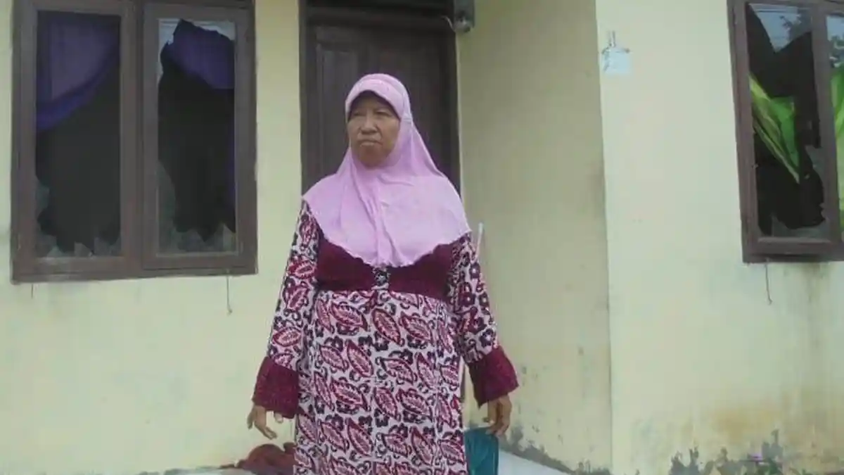 Pria Berparang Tebas Kaca Rumah Orang Tua Keuchik Trieng Pantang Aceh Utara
