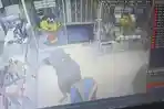 perampokan-di-indomaret-terekam-cctv.jpg