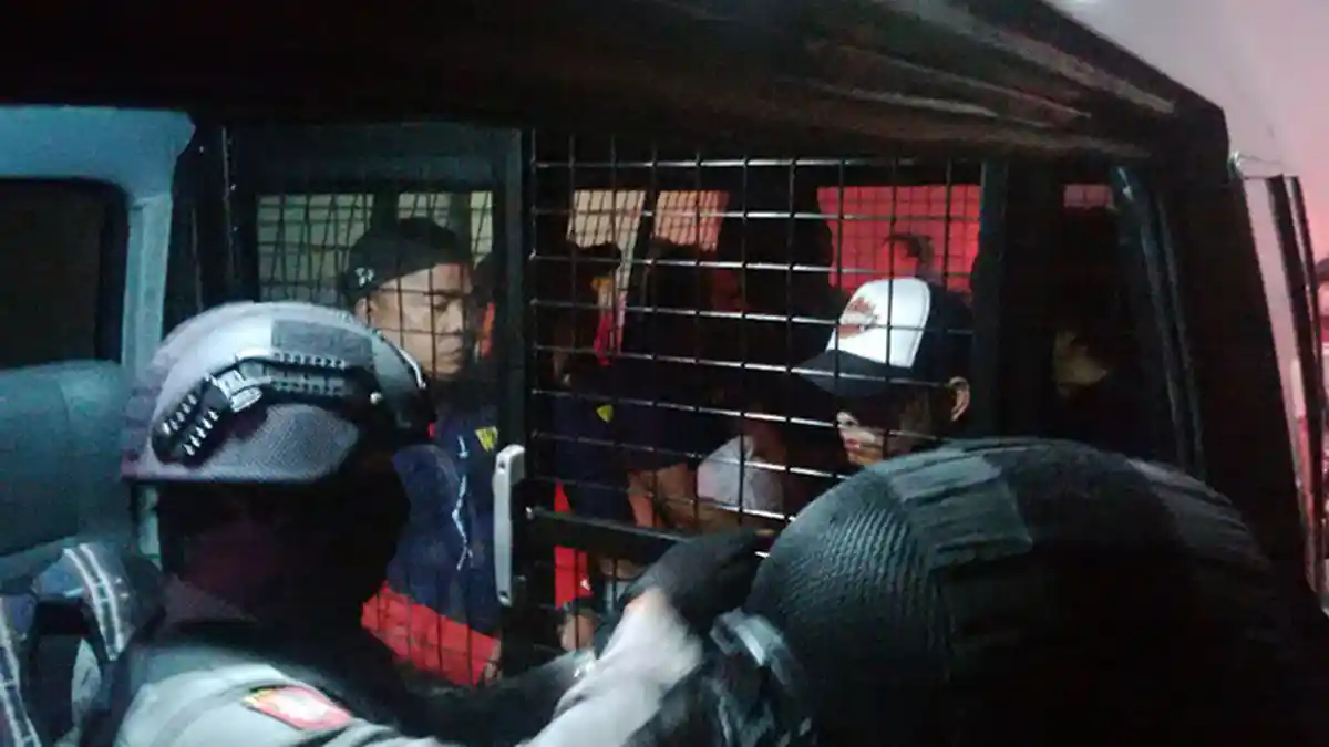 Pagi-pagi 10 Napi Lapas Kerobokan Akhirnya Dibawa Ke Nusakambangan