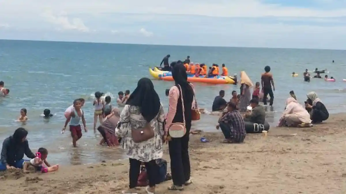 Objek Wisata Pantai Ujong Blang Kuala Bireuen Dipadati Pengunjung