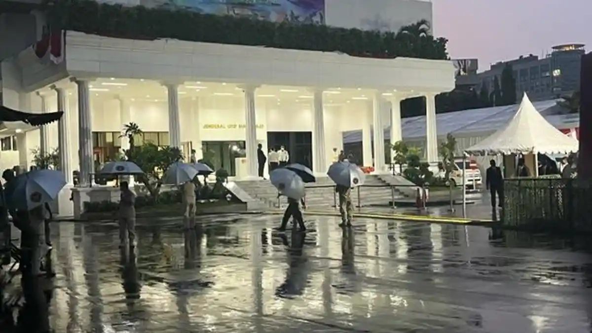 Presiden Pimpin Upacara Parade Senja di Kementerian Pertahanan