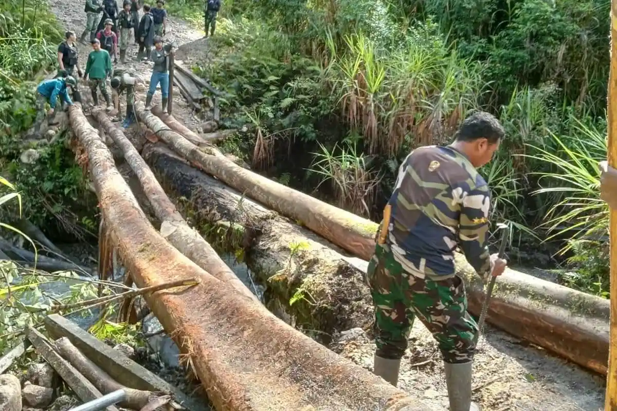 TNI dan Warga Pegubin Bangun 3 Jembatan yang Dirusak Oleh OPM