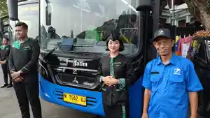 Sopir-dan-pegawai-Bus-Trans-Jatim-berfoto-di-depan-bus-yang-beroperasi-di-Malang-Raya.jpg