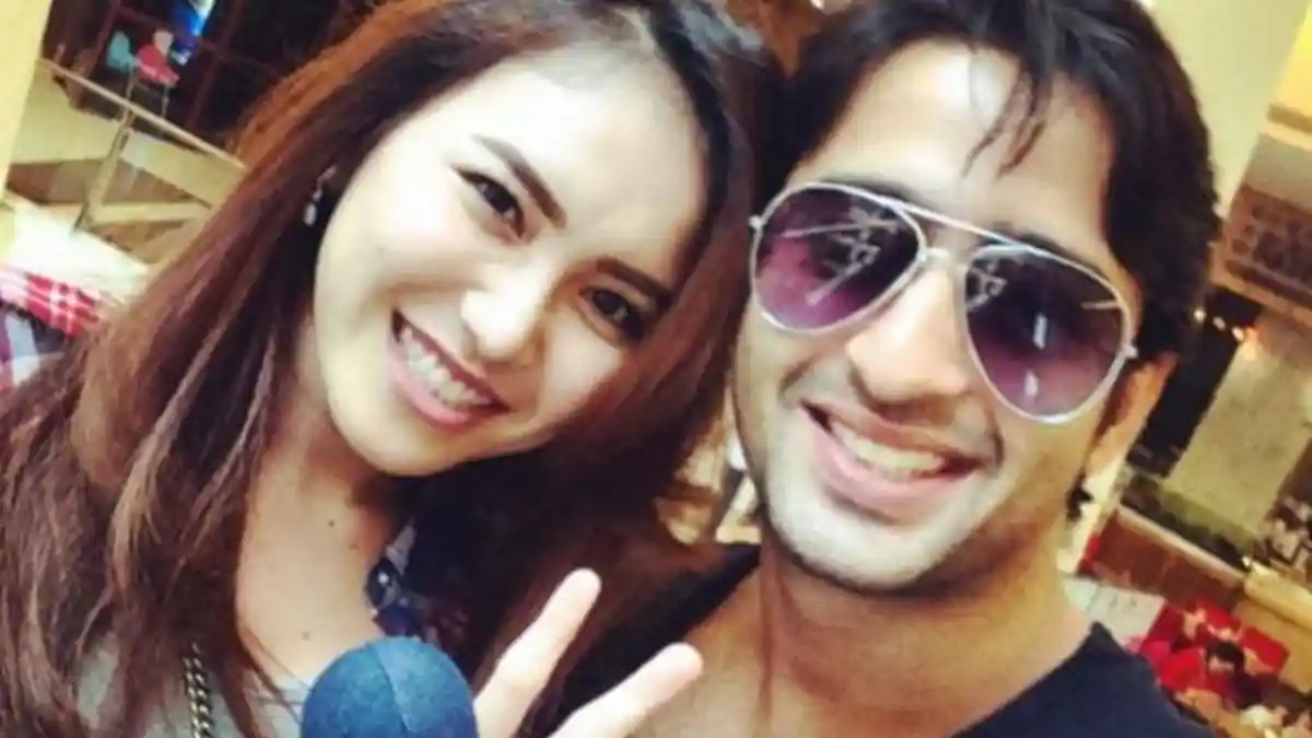 Semakin Mesra, Ayu Ting-Ting dan Shaheer Sheikh Pelukan di Motor untuk Adegan FTV