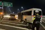 Viral Aksi Polisi di Tol Cirebon: Travel Mogok, Seorang Ibu Pemudik Diantar Sampai Bertemu Suami