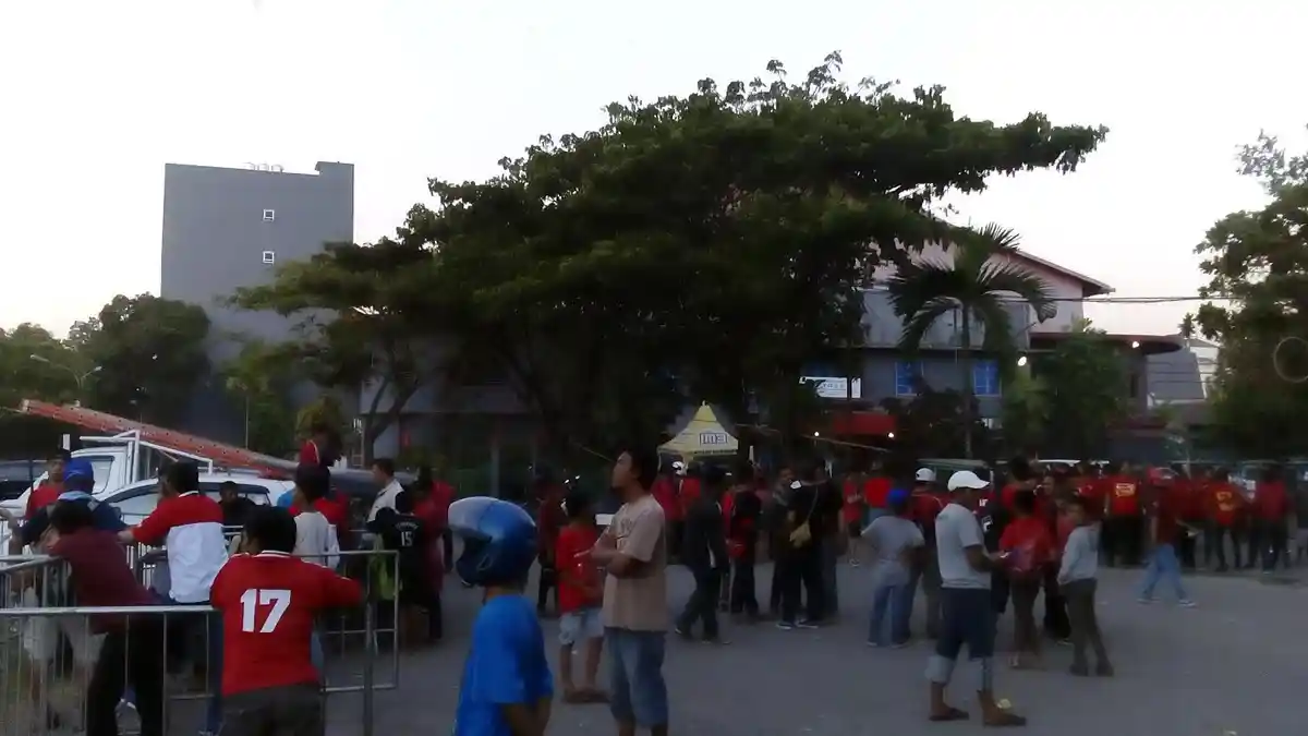 Penonton Mulai Padati Stadion Mattoanging