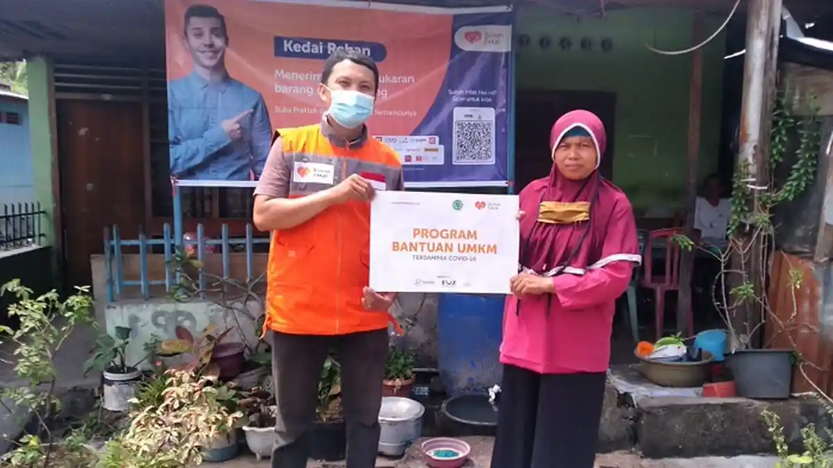 Rumah Zakat Sumbar Bantu Pedagang Kaki Lima Terdampak Covid-19, Diberi Modal Usaha Rp 1 Juta