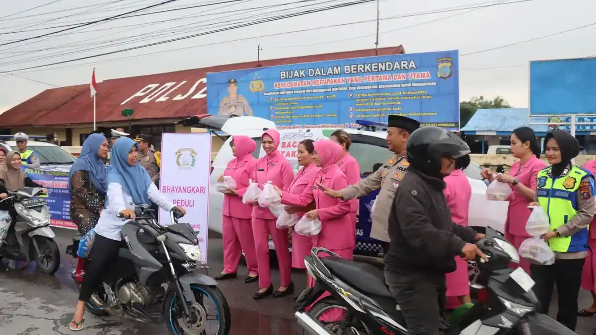 Ketua Bhayangkari cabang Humbang Hasundutan Berbagi Takjil, Wujud Kebersamaan di Bulan Ramadhan