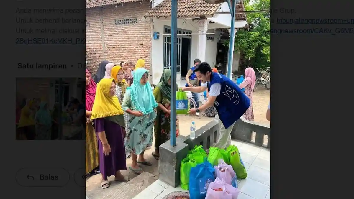 Barisan Relawan Prabowo-Gibran Bagi-bagi Sembako di Kalipang Rembang