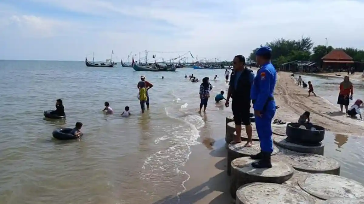 Libur Lebaran 2025, Wisata Pantai Kabupaten Pamekasan Diserbu Pengunjung