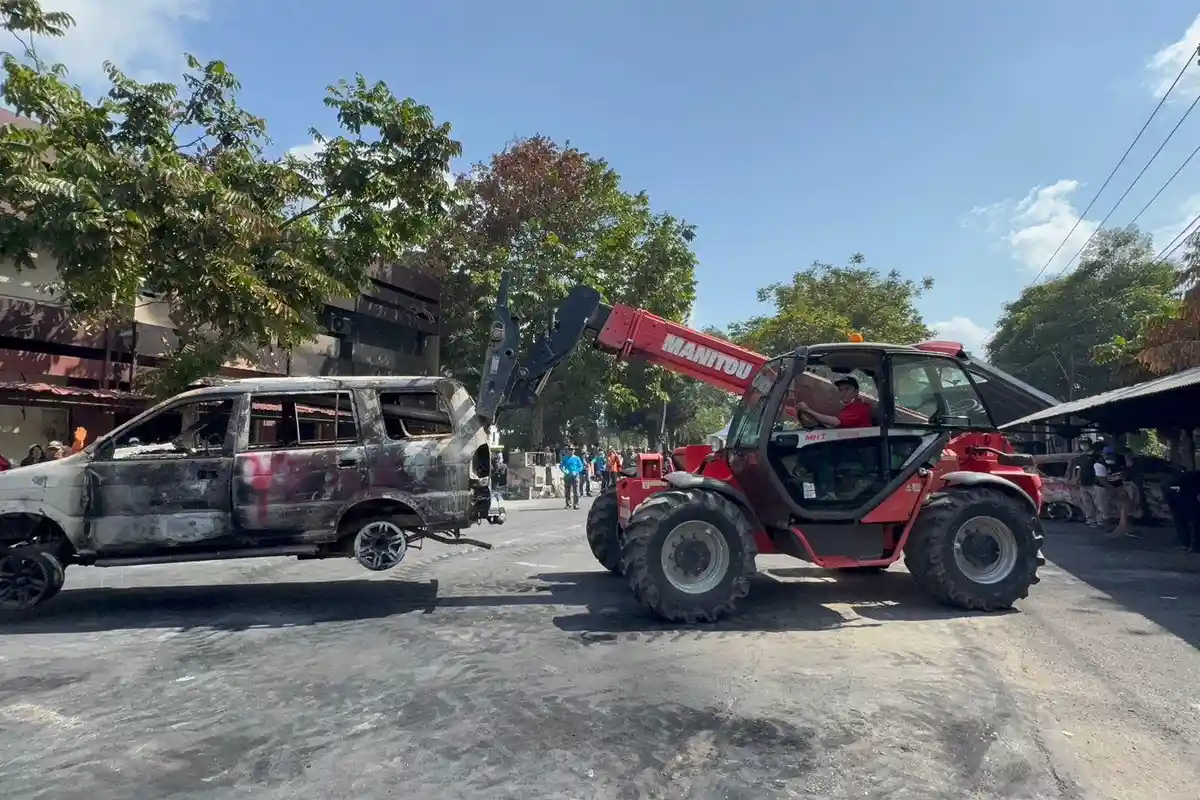 Ribuan Warga Gotong Royong Bersihkan Kantor Pemkab Kediri, Tak Sedikit dari Luar Daerah