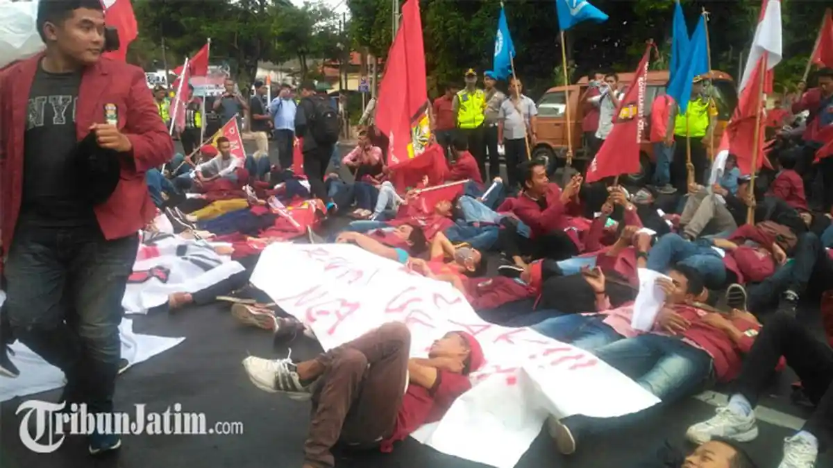 Gelar Aksi Tolak UU MD3 di Depan DPRD Surabaya, Mahasiswa Tidur di Jalan hingga Minta Bertemu Dewan