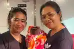 Dua-wanita-berfoto-bersama-dengan-bayi-yang-lahir-di-atas-kapal-Kendari-Muna.jpg
