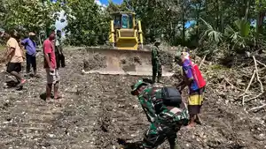 TNI-buka-jalan-di-Wewaria.jpg