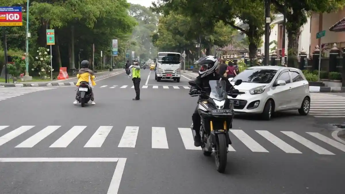 Tips Berkendara Saat Melewati Persimpangan