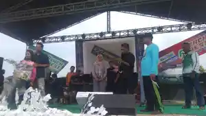 Dewi-saat-mendapatkan-hadiah-mototlr-listrik.jpg