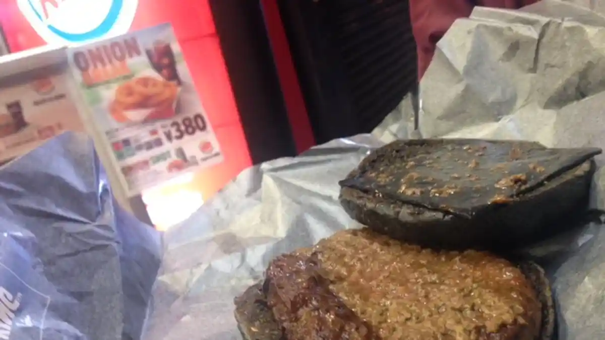 Burger Hitam Dimasak Pakai Arang Bambu, Saosnya Berbahan Dasar Tinta Cumi-cumi