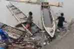 Dengan Jaring Warga Menangkap Ikan di Kali Cisadane